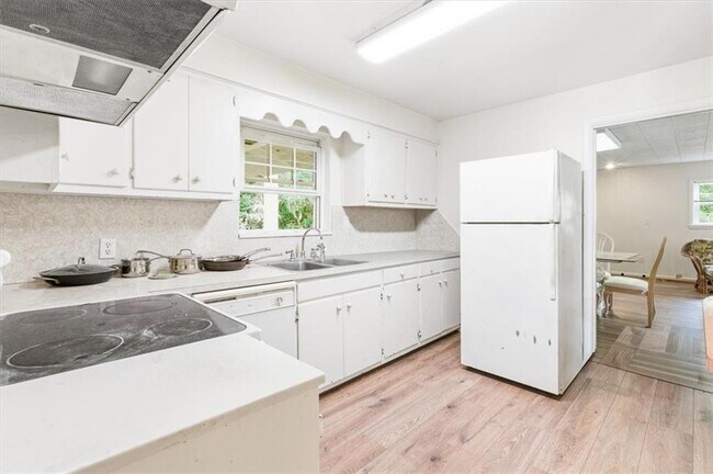 Building Photo - 704 Fort King George Dr