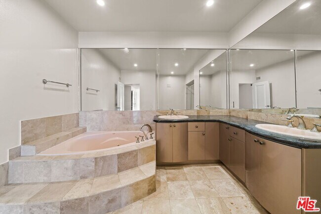 Building Photo - 1210 Kings Rd