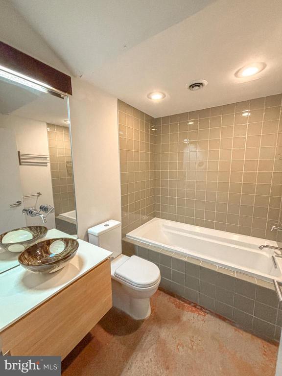 Building Photo - 149 W Laurel St