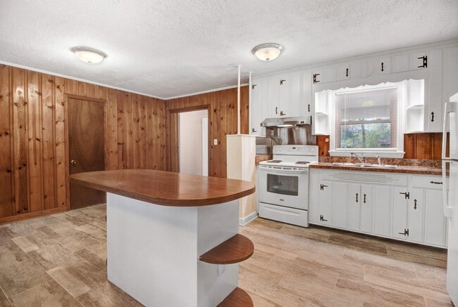 Building Photo - 3 BR, 1.5 BA Brick Ranch in Goldsboro