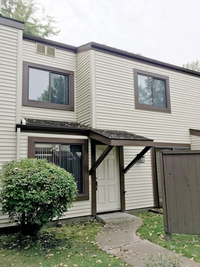 Building Photo - Spacious 3 bedroom Townhome near UND!!