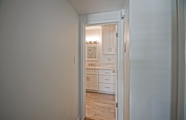 Building Photo - Remodeled & Incredibly Charming, 1BR1BA No...