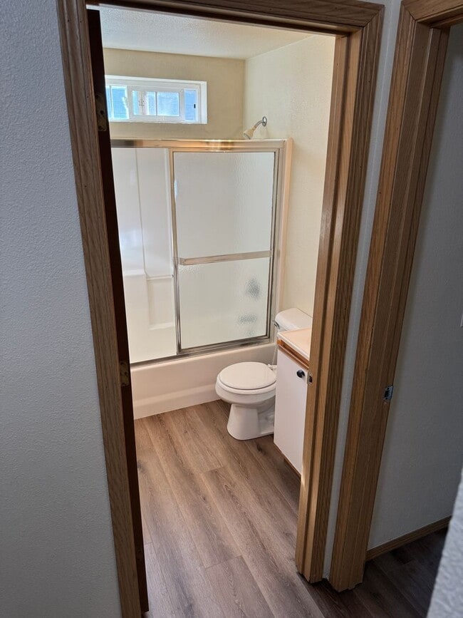 Building Photo - Freshly updated 3 bedroom 2 bathroom duple...