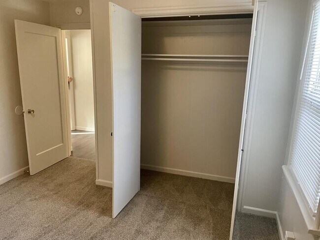 Building Photo - 1040 Spruce St NE