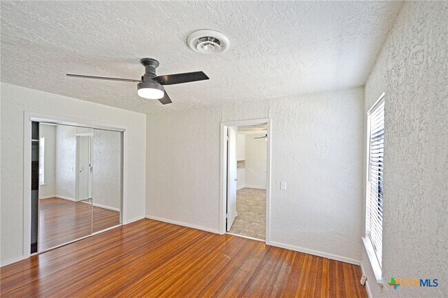 Building Photo - 268 E Mill St