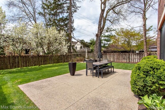 Building Photo - 25925 York Rd