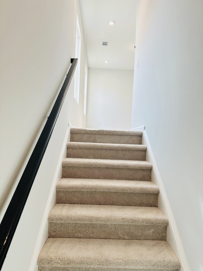 Building Photo - 853 York Aly