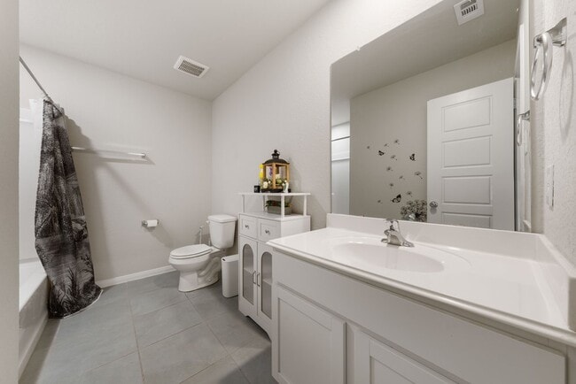 Building Photo - Stylish 3-Bed Home with Island Kitchen, Private Patio & Fenced Yard in Seguin