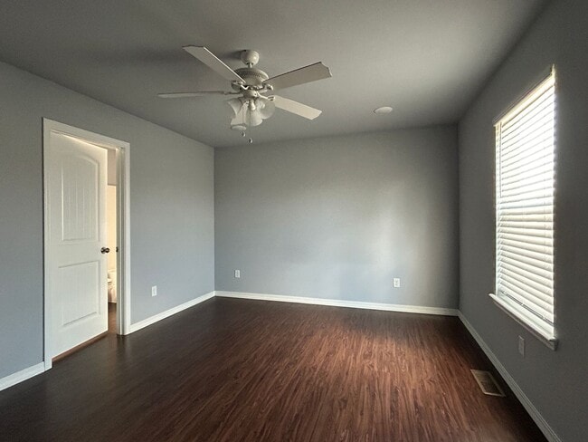 Building Photo - Townhouse with Garage - Minutes from Downt...