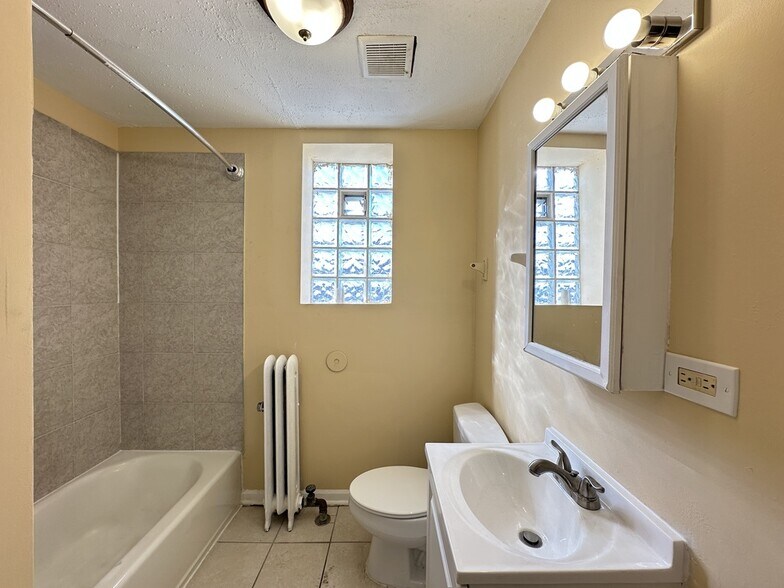 Building Photo - 4035 W Gladys Ave