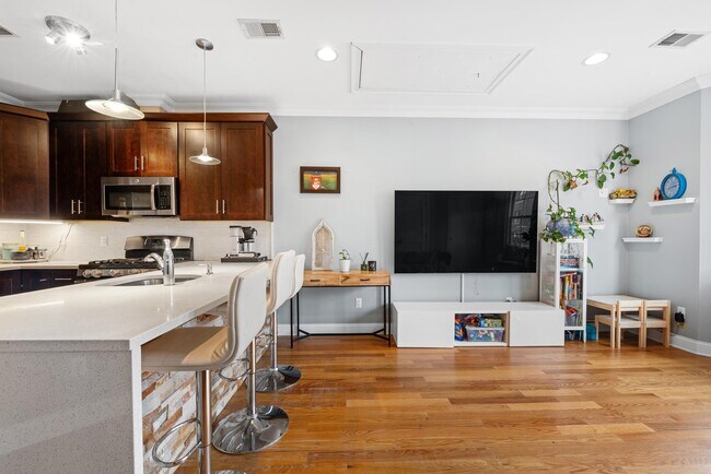 Building Photo - 165 Thorne St