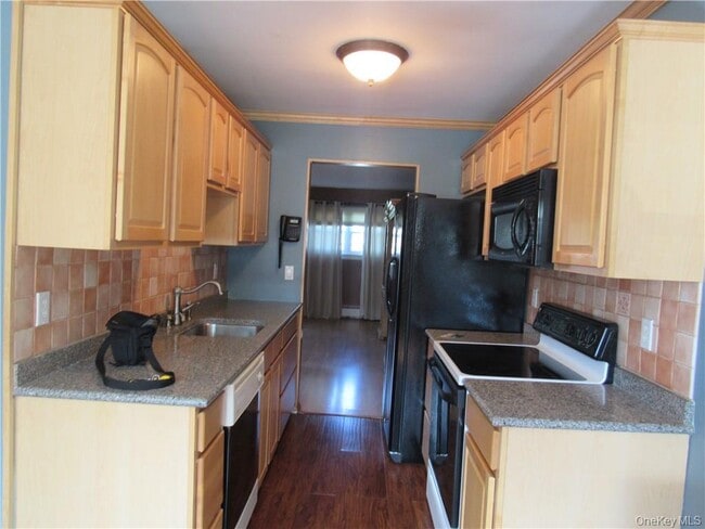 Building Photo - 105 Sarah Ln