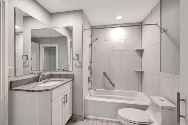 Building Photo - 5846 Mirror Lakes Blvd