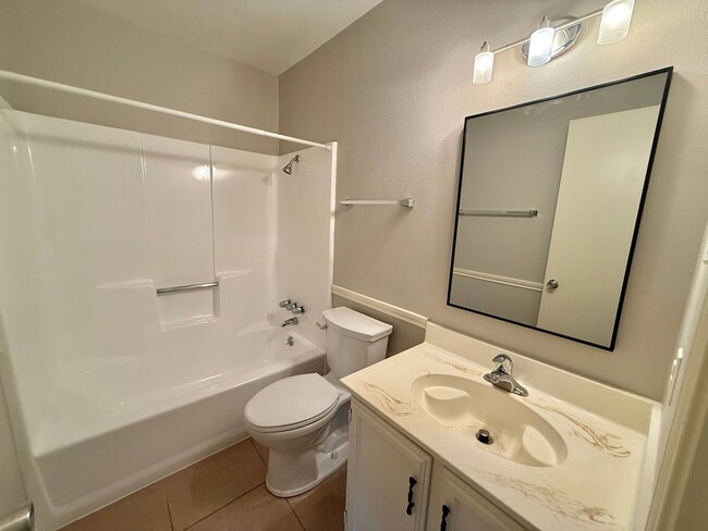 Building Photo - 3-bed/2-bath near Paluxy/Grande!