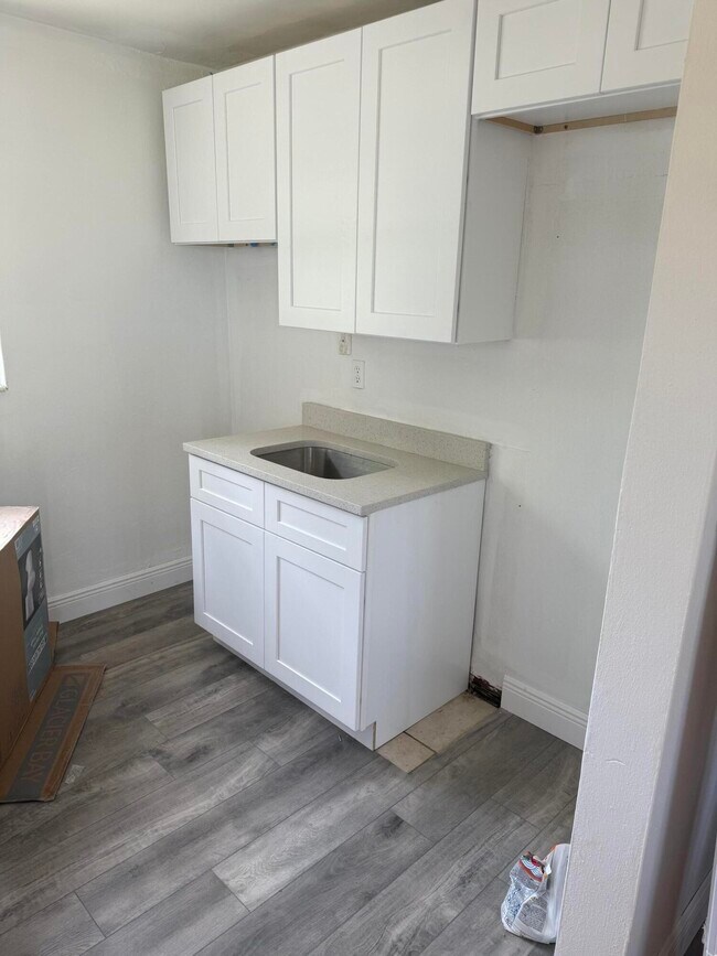 Building Photo - 1564 W 28th St