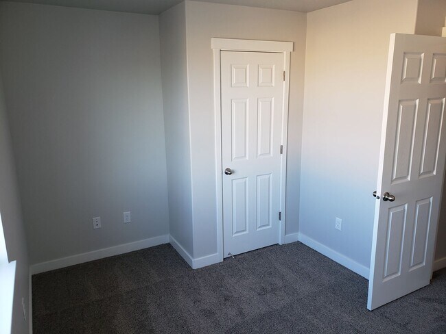 Building Photo - Spacious Springville Townhome
