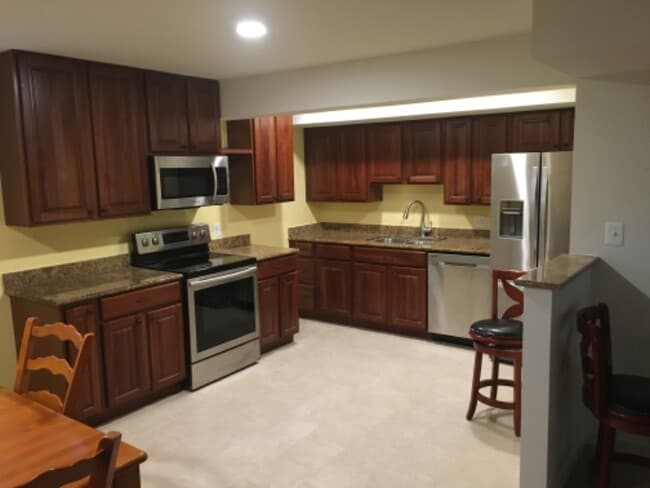 Building Photo - 41861 Rawnsley Dr