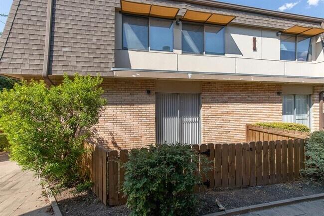 Building Photo - 5506 Grover Ave