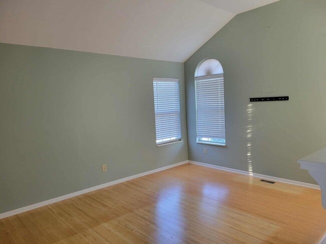 Building Photo - Two Bedroom Condo in BG