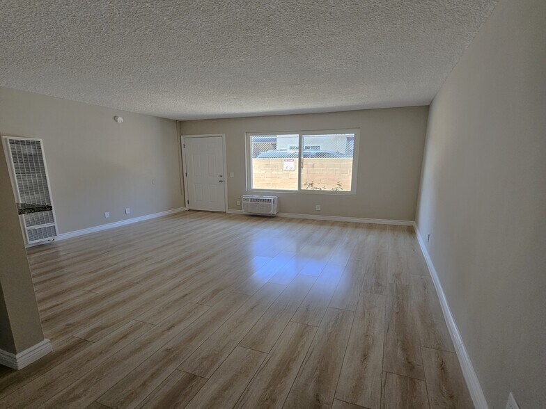 Primary Photo - 8936 Cedros Ave