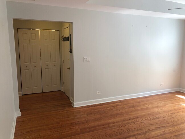 Building Photo - 4849 N Wolcott Ave