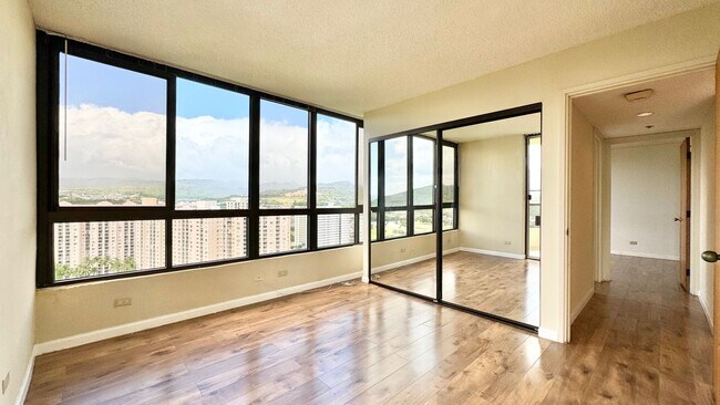 Building Photo - HIGHLY DESIRABLE 2 BED/2 BATH SPECTACULAR ...