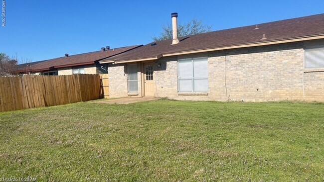 Building Photo - 7221 W Cleburne Rd