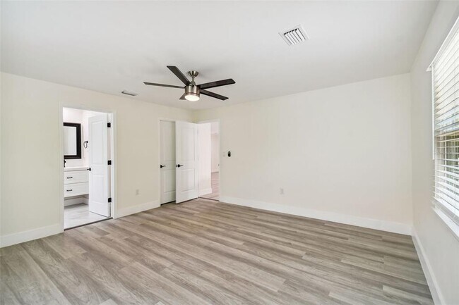 Building Photo - 4910 W San Miguel St