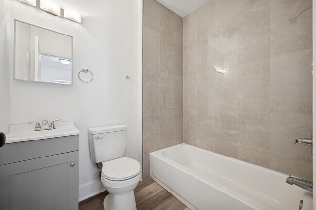 Building Photo - 2 Bed 3 Full Bath House North Philly