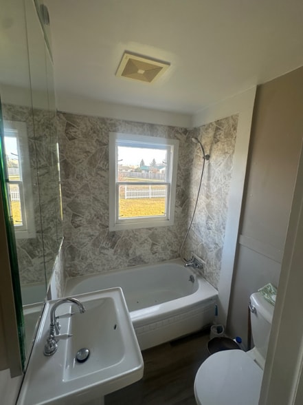 Building Photo - 822 2nd Ave SE