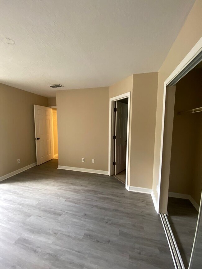 Building Photo - 575 Bloomington Ct