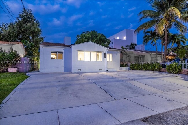 Building Photo - 2729 SW 18th St