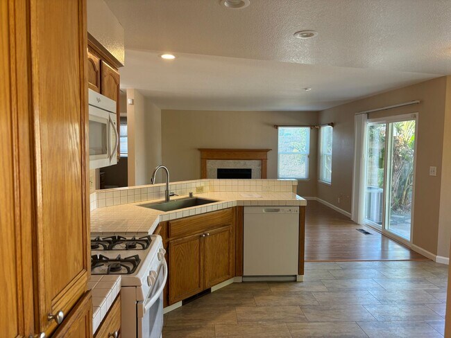 Building Photo - Beautiful Two-Story Home in highly desirable Brentwood location!