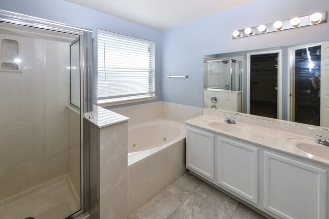 Building Photo - Elegant 4BR/3BA Home with Fireplace, Bonus Room and Open Layout!