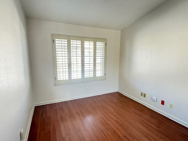 Building Photo - Conveniently located home in Irvine