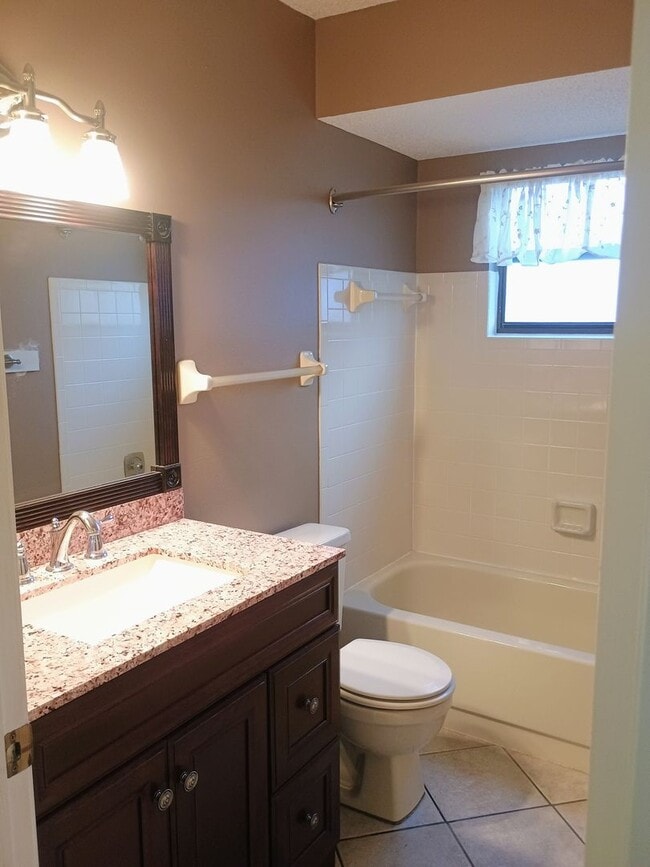 Building Photo - 2 bedroom 2 bathroom home with a screened in porch