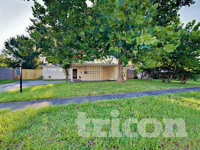 Building Photo - 1117 N Saturn Ave