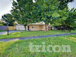 Building Photo - 1117 N Saturn Ave