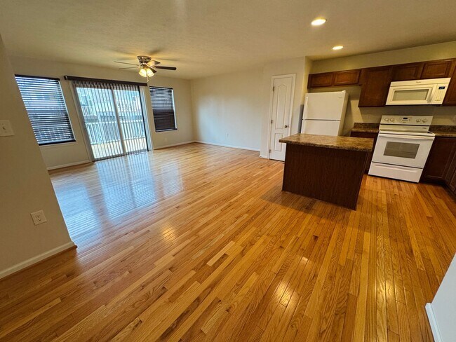 Building Photo - 3 Bed/ 2.5 Bath Townhome close to the interstate - Available 06/08/2026