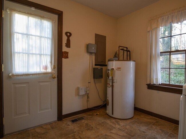 Building Photo - 4266 Roundhill Dr