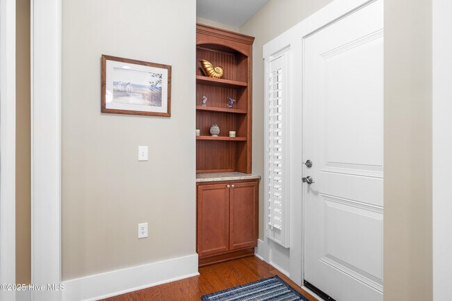 Building Photo - 2537 St James Dr SE