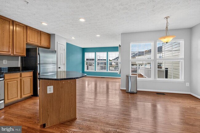 Building Photo - 711 Wineberry Way