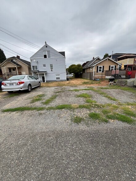 Ample parking for two automobiles on property (no additional cost) - 2026 Lombard Ave