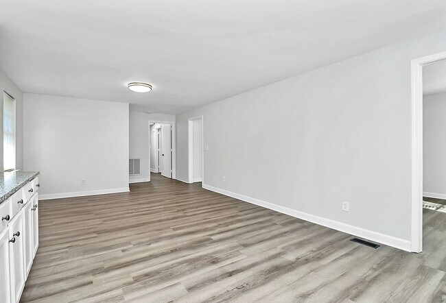 Building Photo - Newly renovated home - 3 Bed/2 Bath