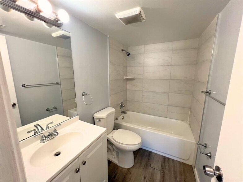 Building Photo - 843 Twin Lakes Dr