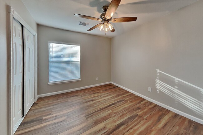 Building Photo - 9211 Wandsworth Dr