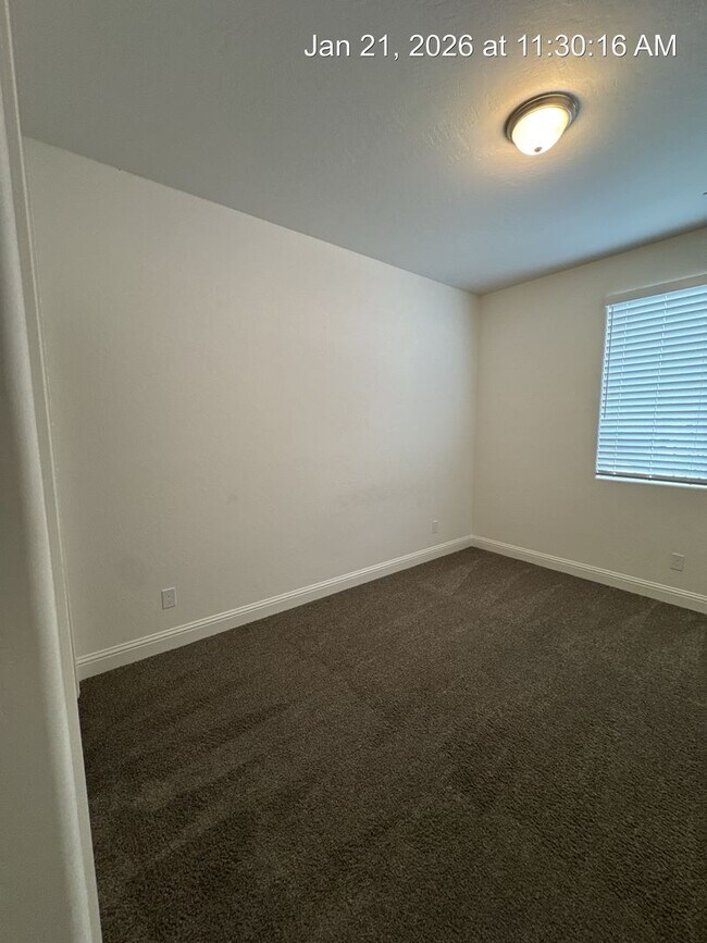 Building Photo - 4 Bedroom home located in Northside Visalia! Available Now!!