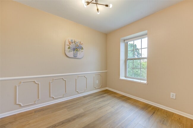 Building Photo - 351 N Post Oak Ln