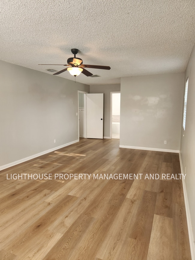 Building Photo - Beautifully Updated 3/2 One Mile from Beach!