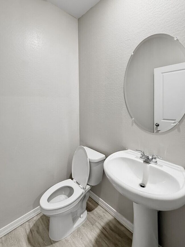 Building Photo - Home in Litchfield Park at Canyon Views! 5bd 4.5ba